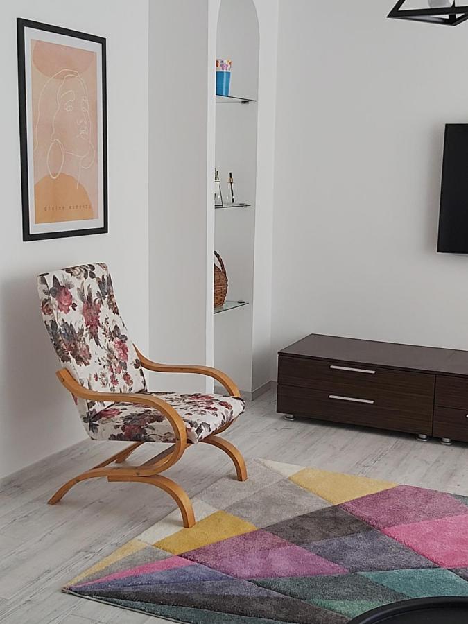 Chic Apartament Deva Exteriör bild